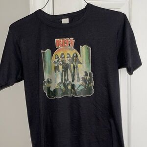 retro kiss t-shirt